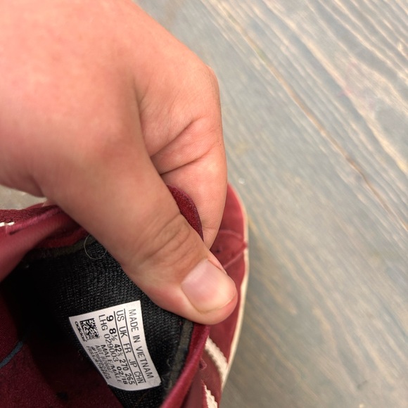 Adidas men’s 9 red & white lace up sneakers - Picture 5 of 6